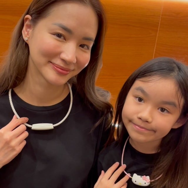 โพสต์จาก tye.chutima — คู่แม่ลูกสวม Airvida คล้องคอ ลูกสาวสวมรุ่น Hello Kitty