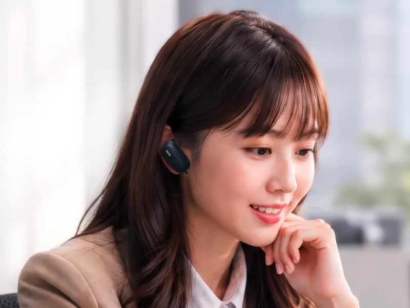 ผู้หญิงสวมหูฟังบล็อกฝุ่น Airvida T1S สี Space Black ระหว่างทำงาน เครื่องฟอกอากาศพกพาแบบสวมใส่