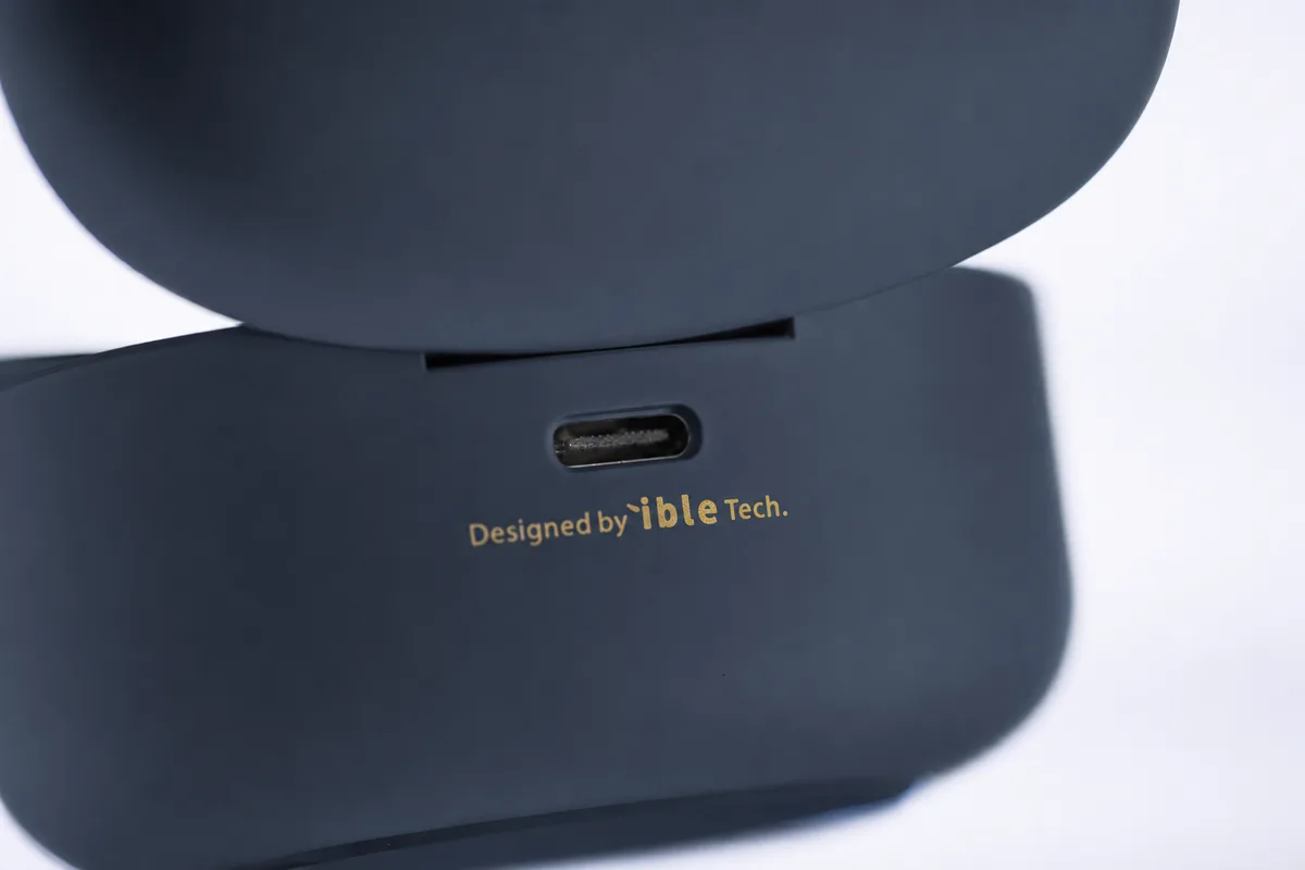 ช่องชาร์จ USB Type-C ของเคส Airvida T1S สี Midnight Blue พร้อมข้อความ Designed by ible Tech.